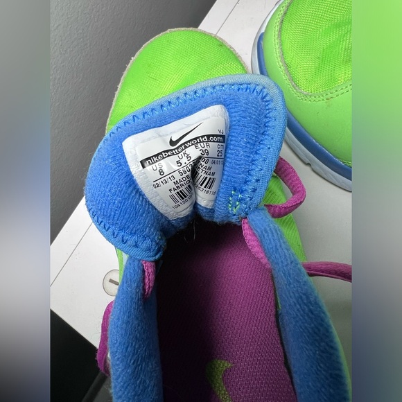 Women’s Nike Size 8 Running Shoes _ Neon Bright colors - Picture 5 of 6
